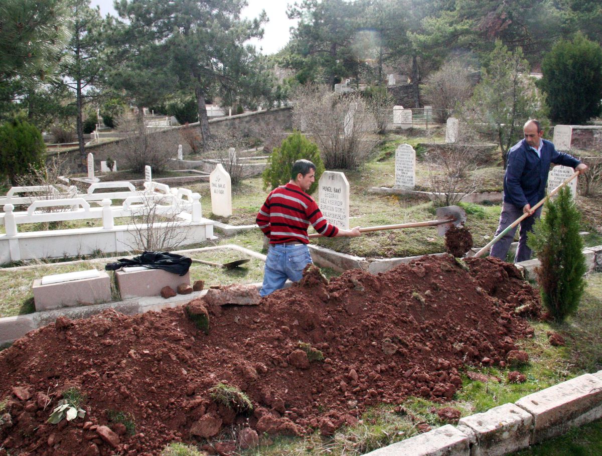 8 Can İçin Kabirler Hazır