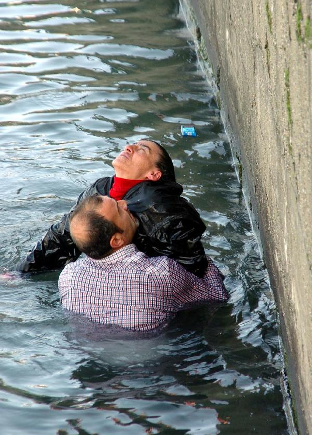 İntihara Kalkışan Kadını, Polis Kurtardı