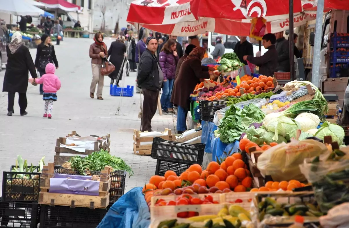 Kütahya\'da Semt Pazarlarına Yoğun İlgi