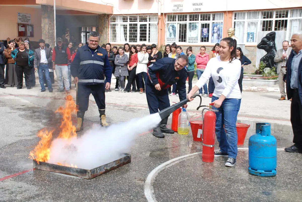 Silifke Kız Teknik ve Meslek Lisesinde Yangın Tatbikatı