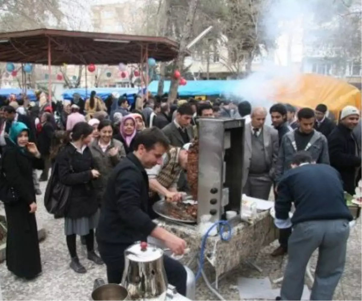 Suriyeli Öğrencilere Tavuk Döner