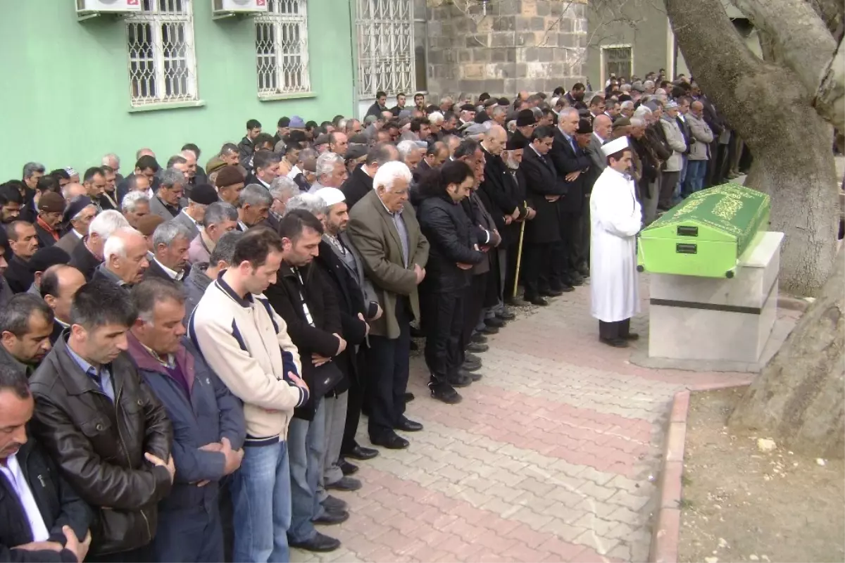 Trafik Kazasında Ölen Sürgü Belediye Başkanı\'nın Ağabeyi Toprağa Verildi