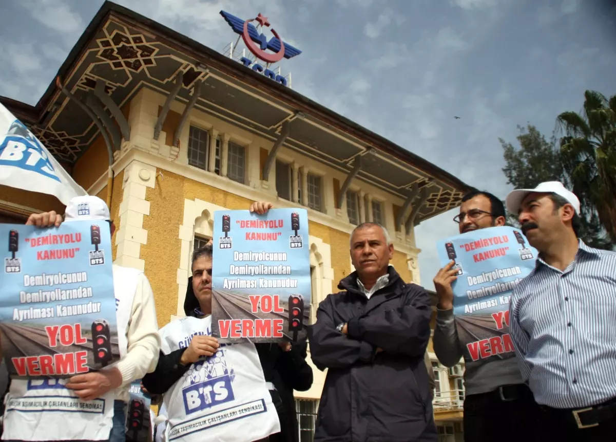 Adana'da Demiryolu Çalışanları Yeni 'Kanun Tasarısı'nı Protesto Etti