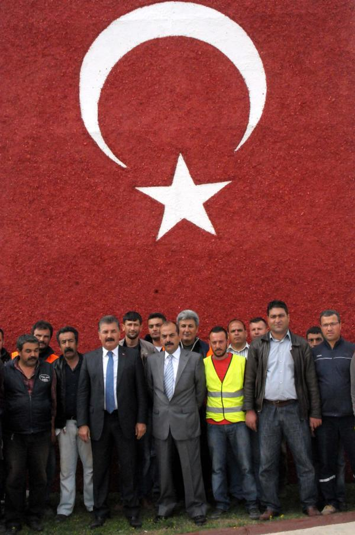 Atık Lastik ve Talaşlardan Atatürk Posteri ile Türk Bayrağı
