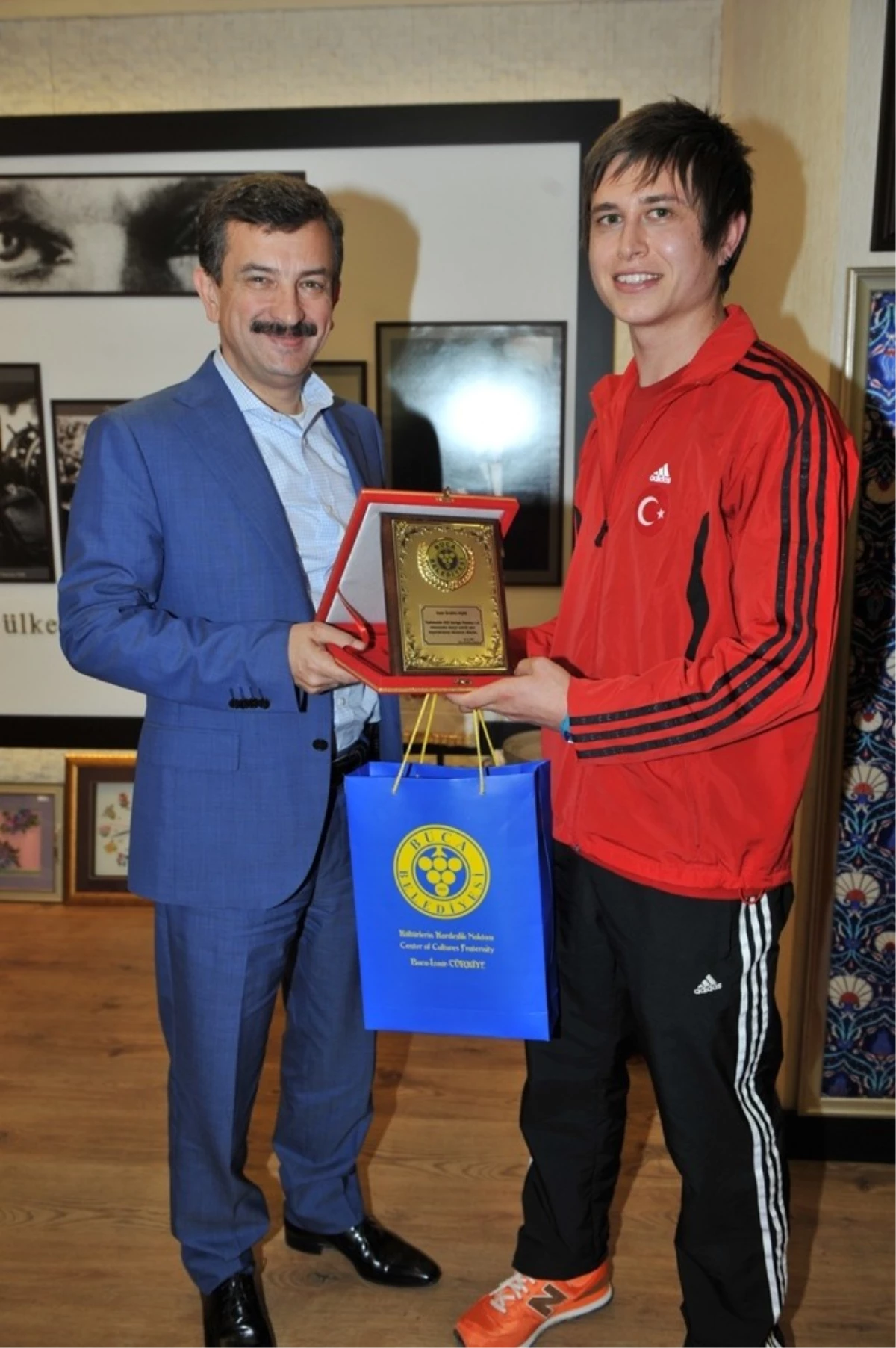 Avrupa Şampiyonu Bucalı İbrahim Uçan\'a Başkan Tatı\'dan Plaket