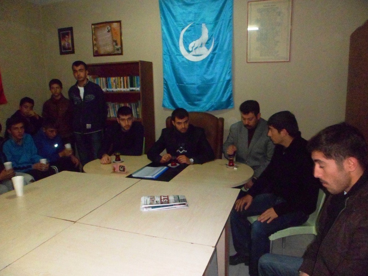 Ayvalık Ülkü Ocağı\'ndan İstiklal Marşı Kabulü Açıklaması
