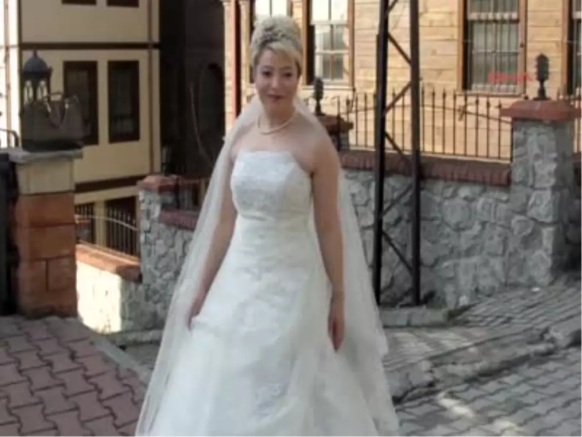 Bartın Kiraladığı Gelinliği Giyinip Sokaklarda Gezdi Kiraladığı Gelinliği Giyinip Sokaklarda Gezdi