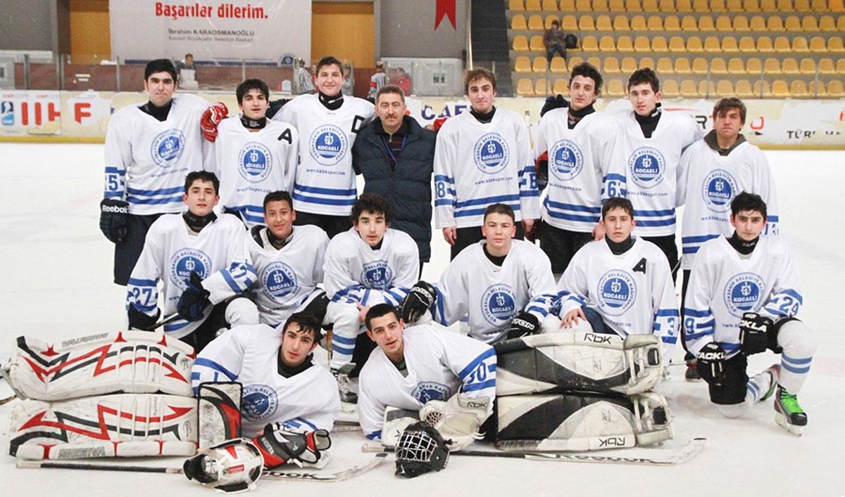 Buz Hokeyciler Lige Galibiyetle Başladı