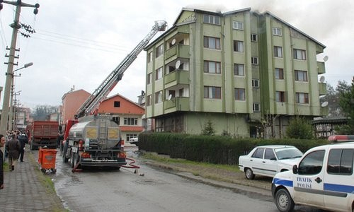 Çatı Yangını 4 İtfaiye ile Ancak Söndürülebildi