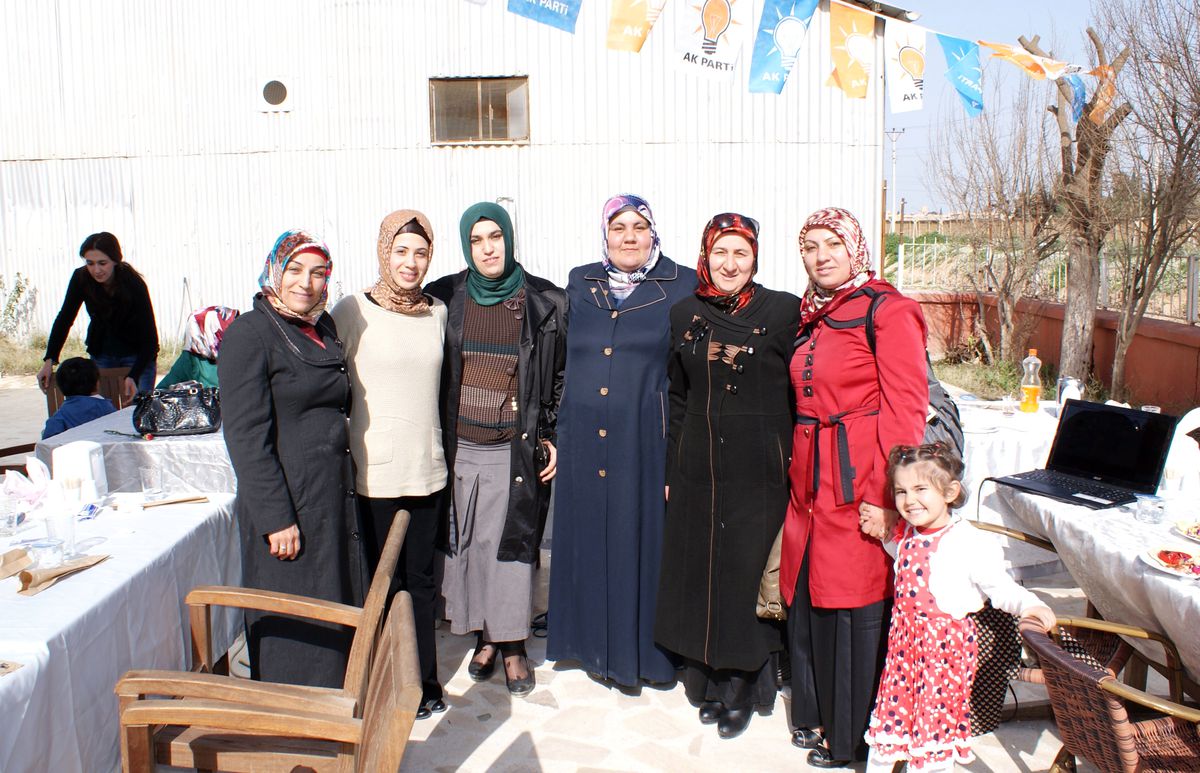 Ceylanpınar\'da Ak Partili Kadınlardan Yemekli Toplantı