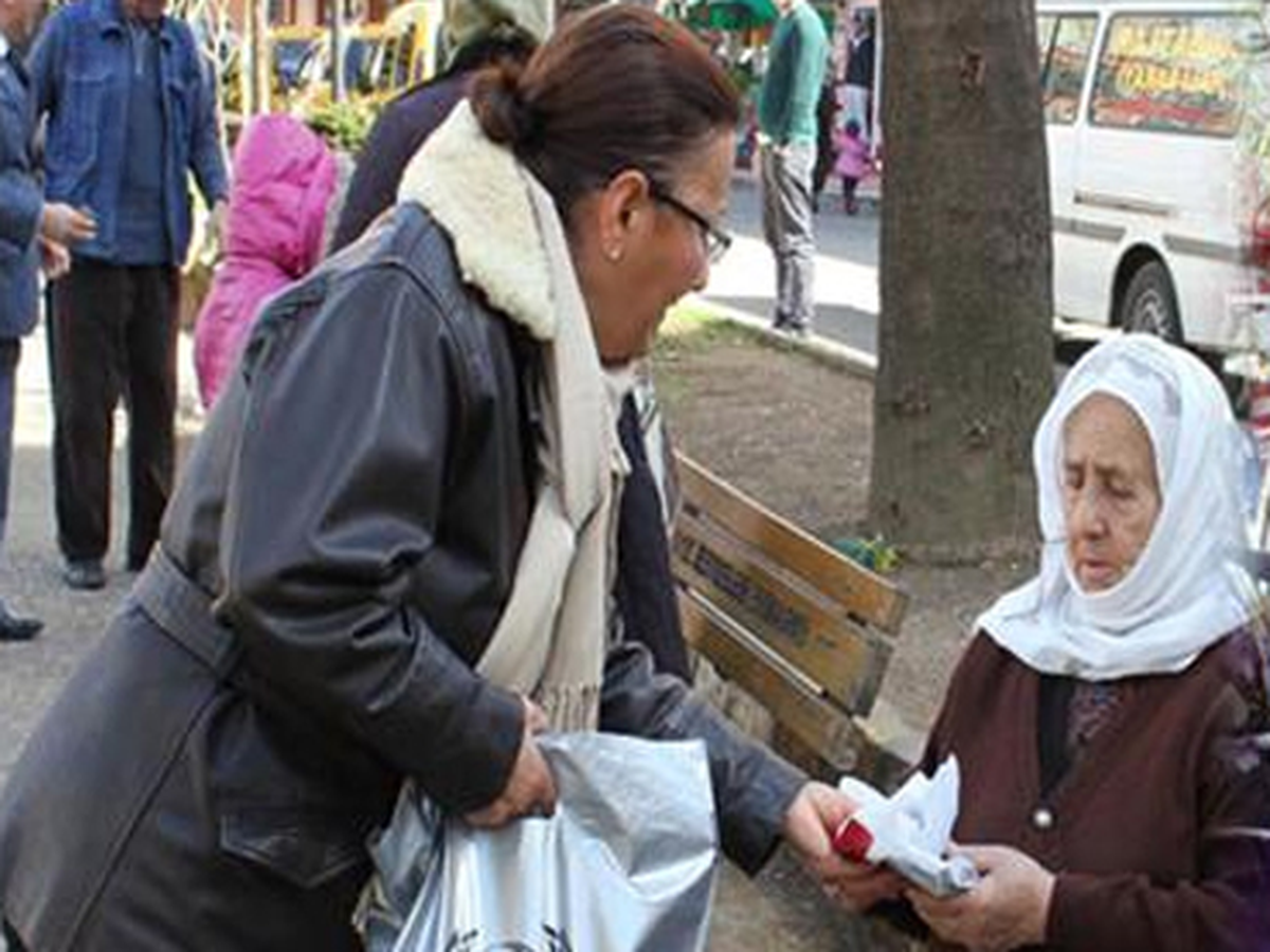 CHP Sokakta Türban Dağıttı