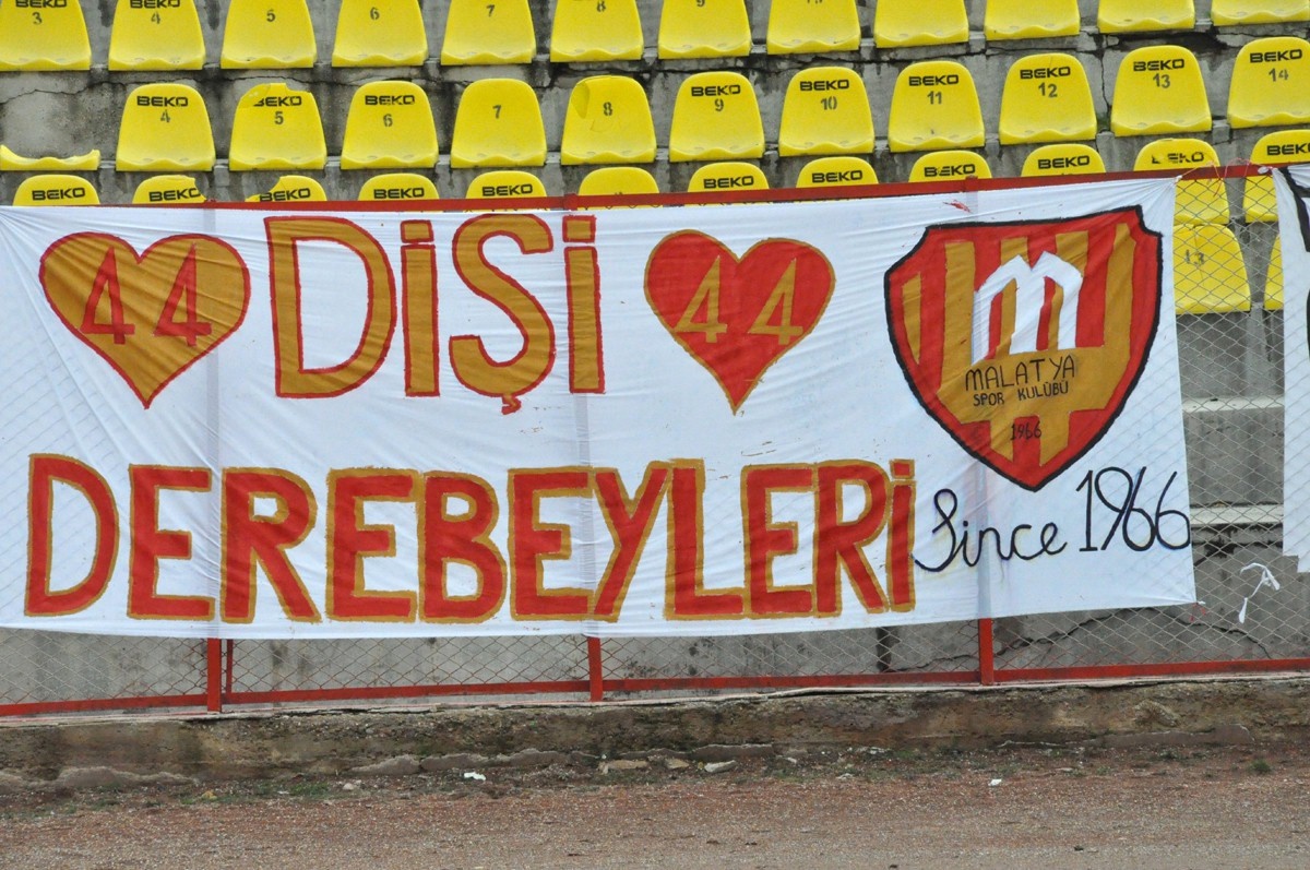 Dişi Derebeyleri Tribünlere Renk Katıyor