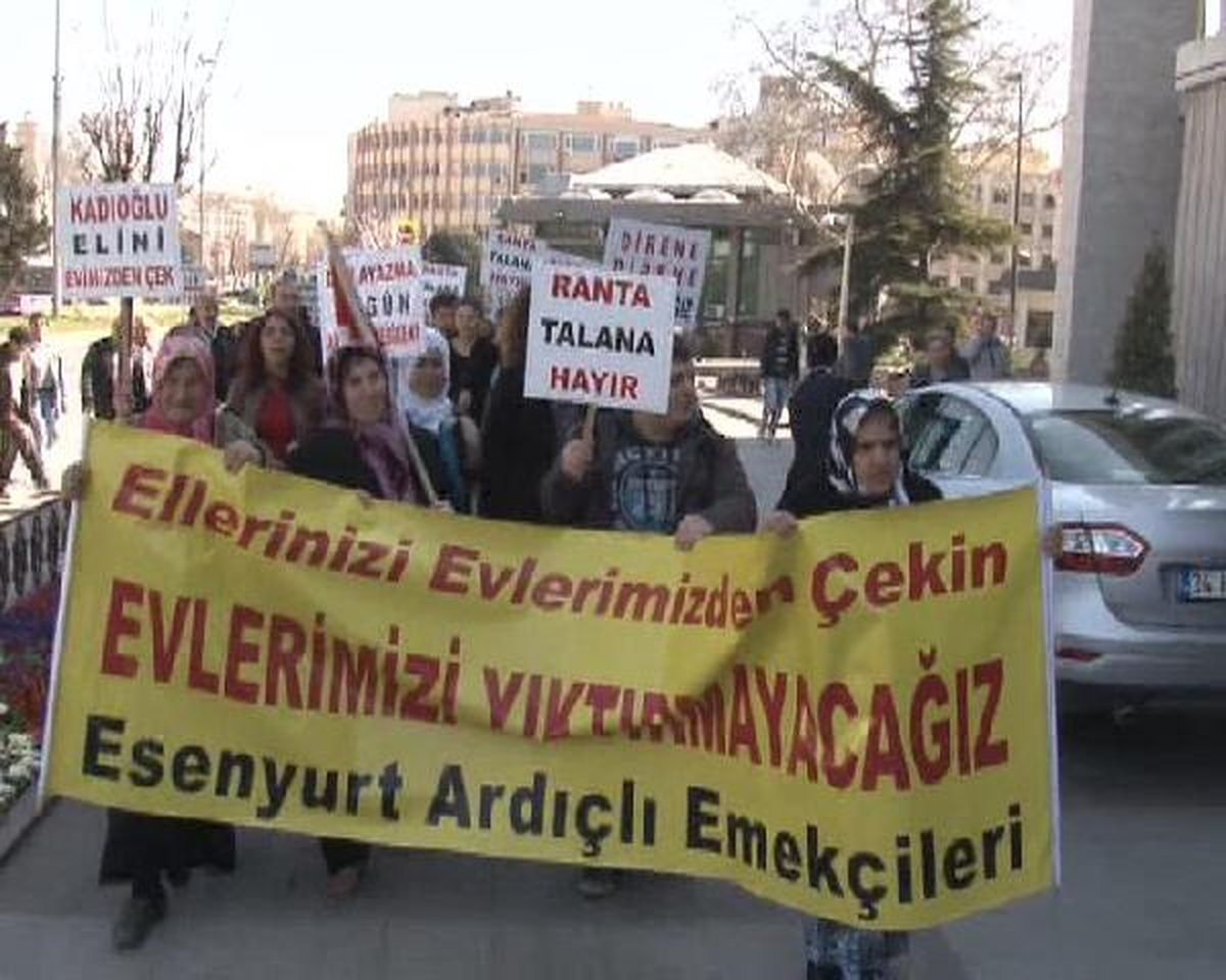 Esenyurt Sakinlerinden İbb Önünde Halaylı Eylem