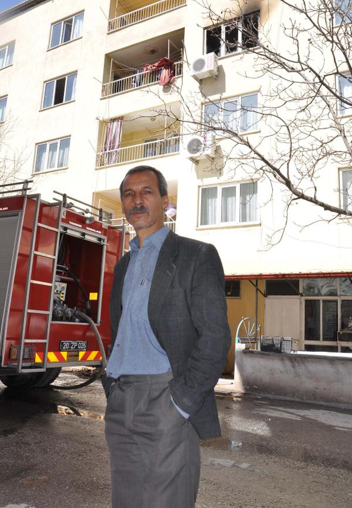 Eski Uzman Çavuş, Yangında Balkonda Mahsur Kalan Kadını Kurtardı