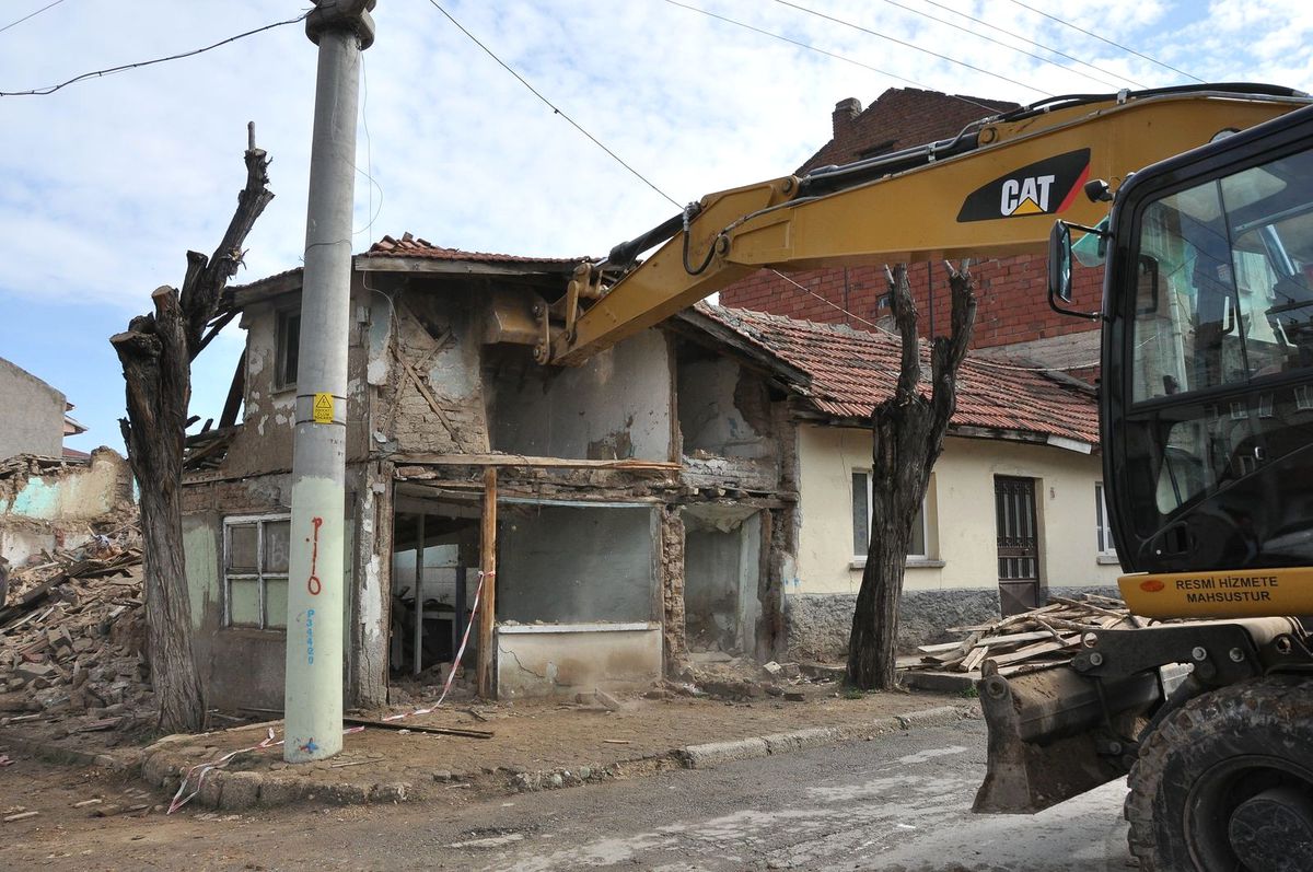 Eskişehir\'de Tehlikeli Binalar Yıkılıyor