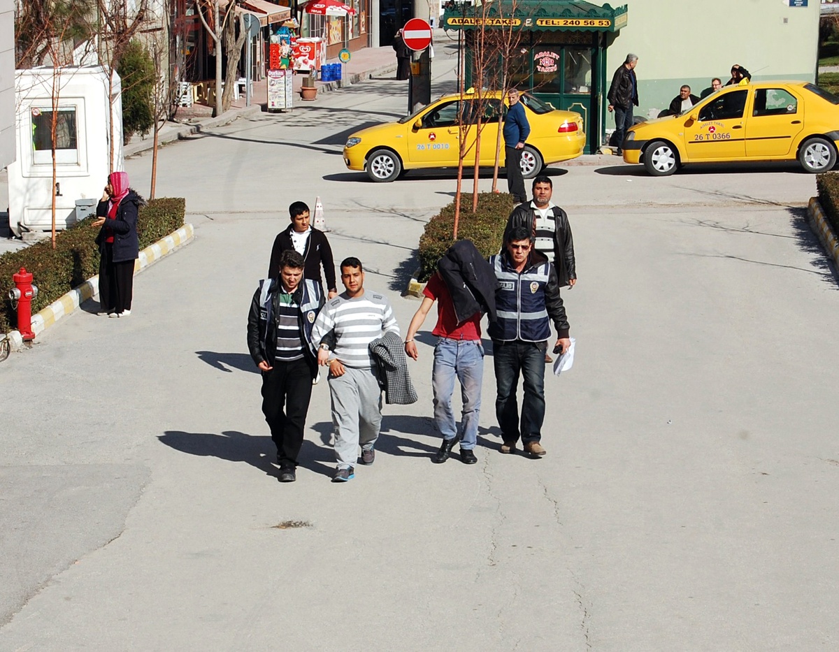 Eskişehir\'de Ziynet Eşyası Çalan Hırsızlar Yakalandı