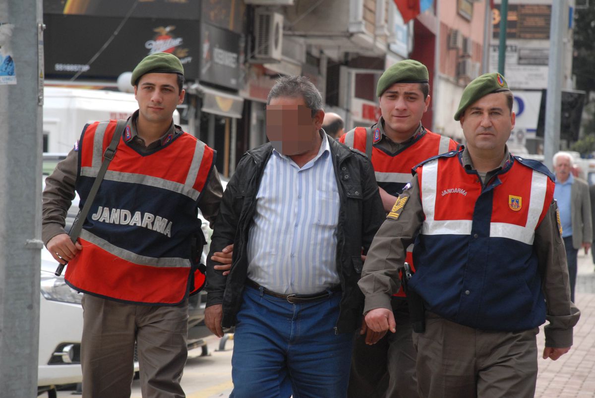 Kızlarına Kızıp Evini Yakmak İstedi