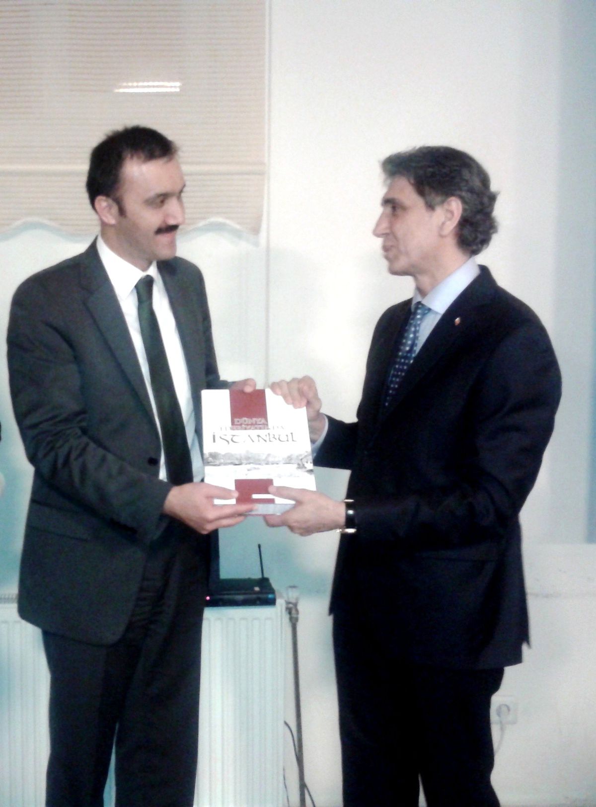 Fatih Belediye Başkanı Mustafa Demir\'e Plaket