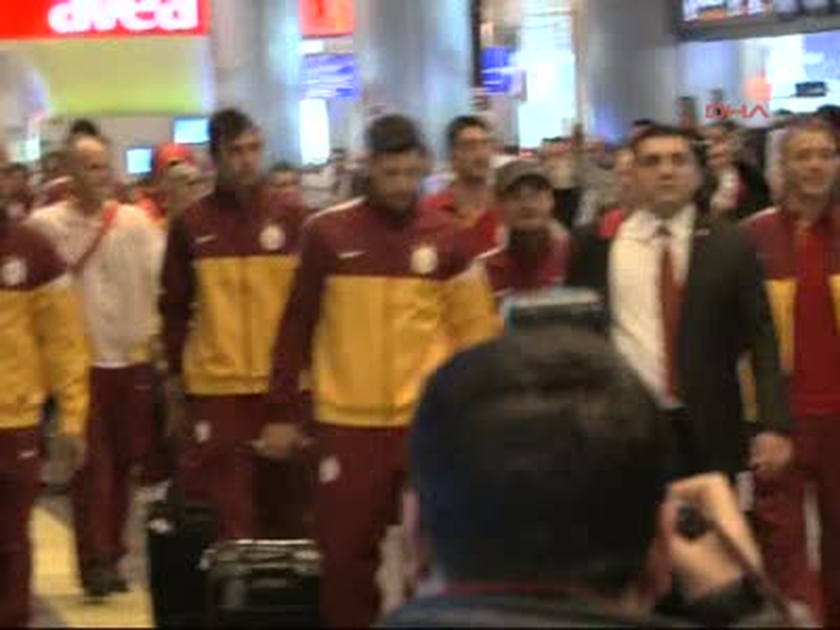Galatasaray İstanbul\'da Meşalelerle Karşılandı