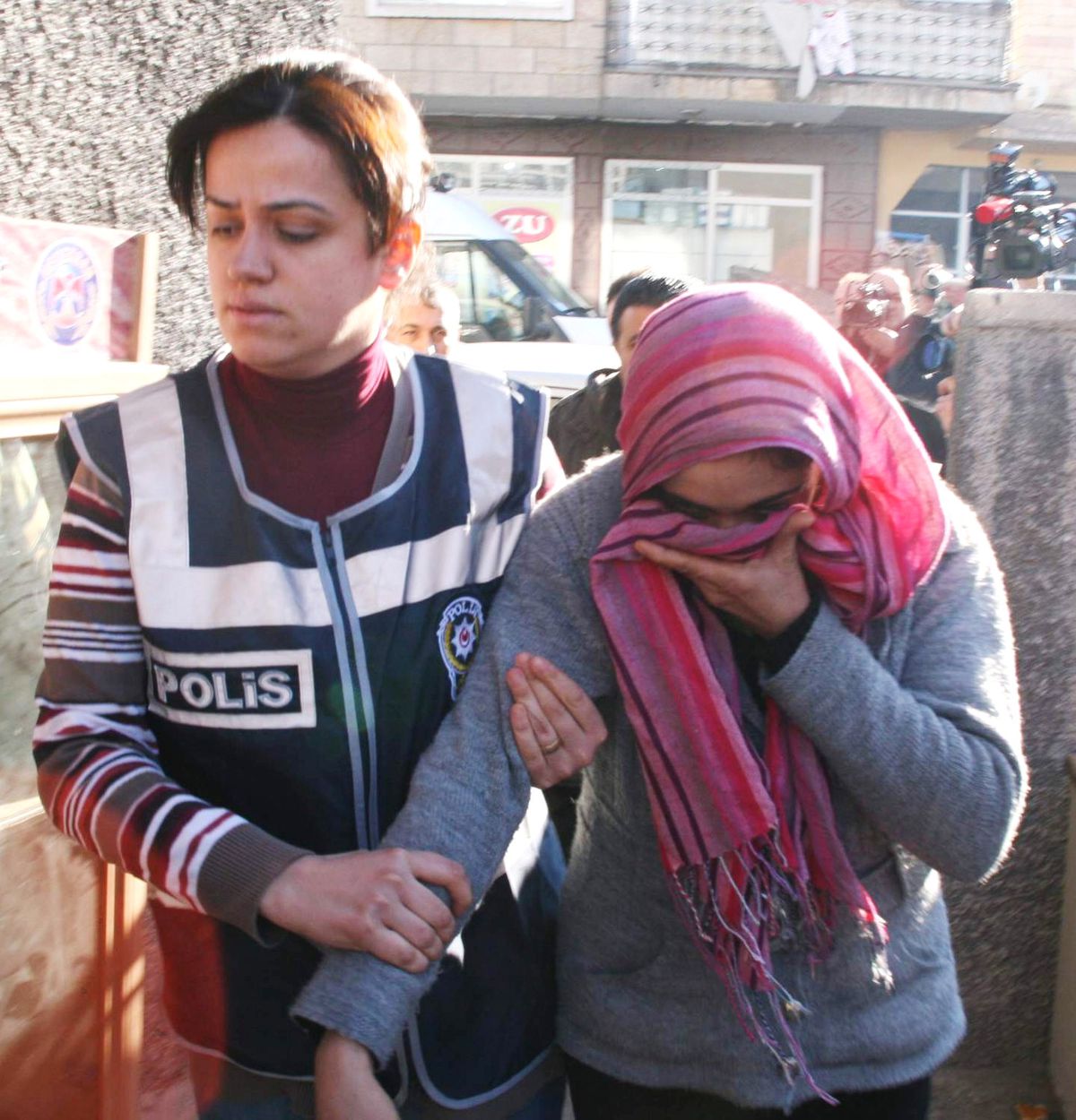Genç Kadın, Eşini Boğarak Öldürdüğü İddiasıyla Tutuklandı