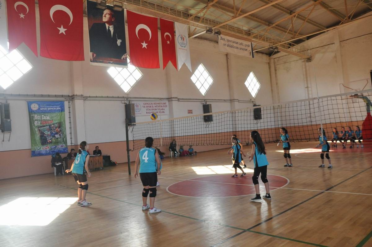 Gönen\'de Voleybol Turnuvaları Başladı