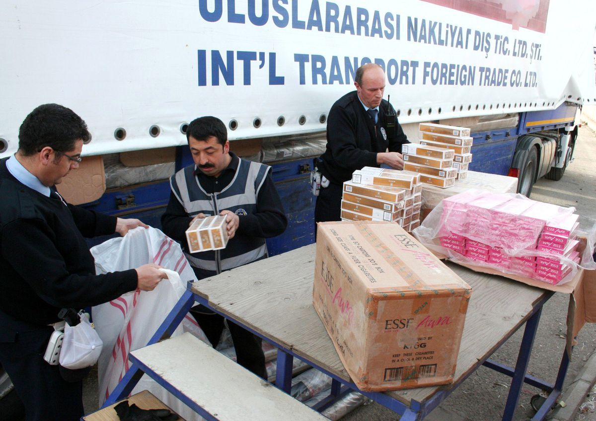 Halıların Altından Kaçak Sigara Çıktı