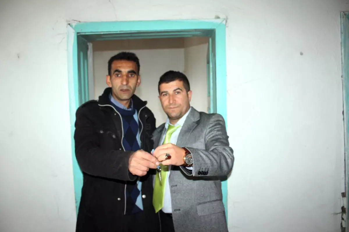 Hayırsever İş Adamından Muhtaç Aileye Ev Yardımı