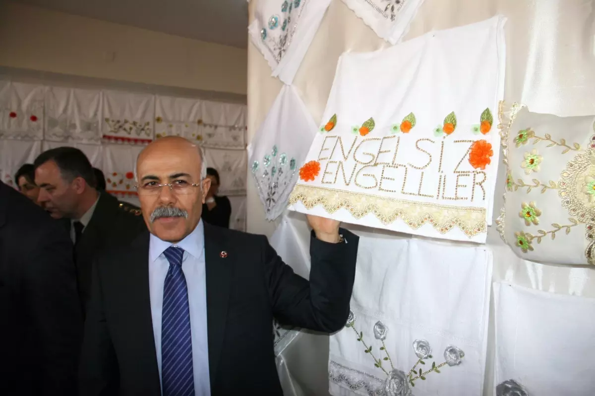 Iğdır\'da Engellilerin El Emekleri Sergilendi