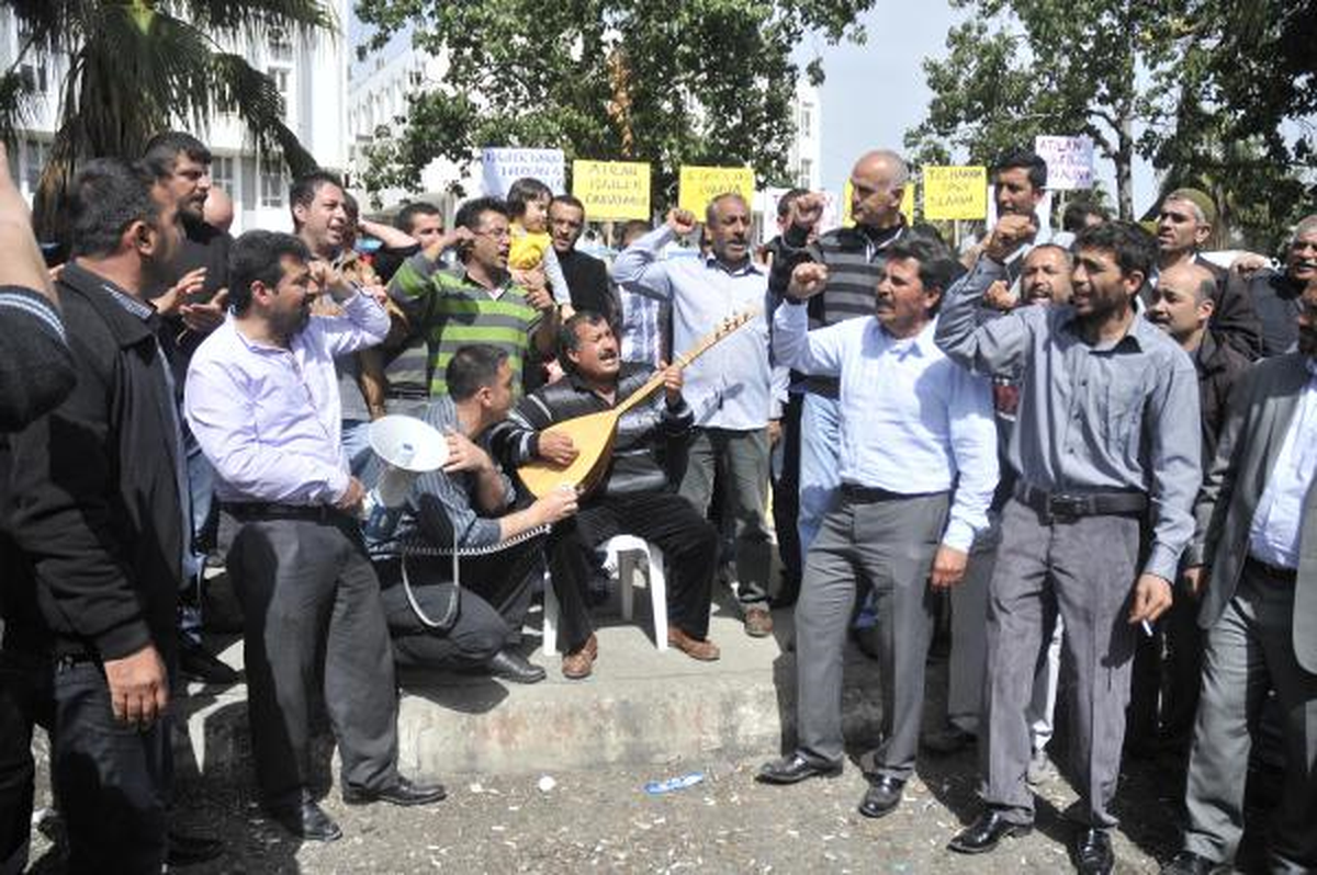 İşten Çıkarılan İşçilerden Sazlı Sözlü Protesto
