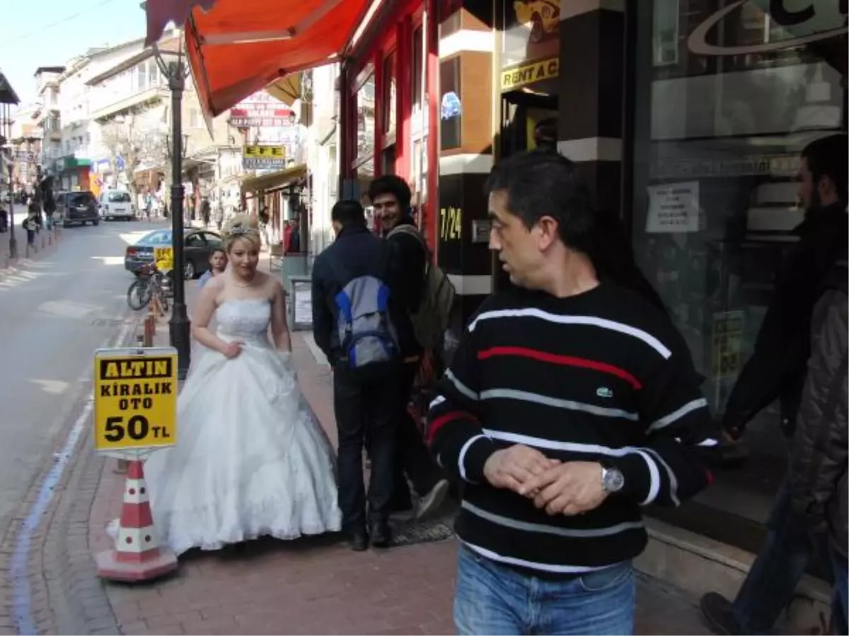 Kiraladığı Gelinliği Giyerek Sokaklarda Gezdi