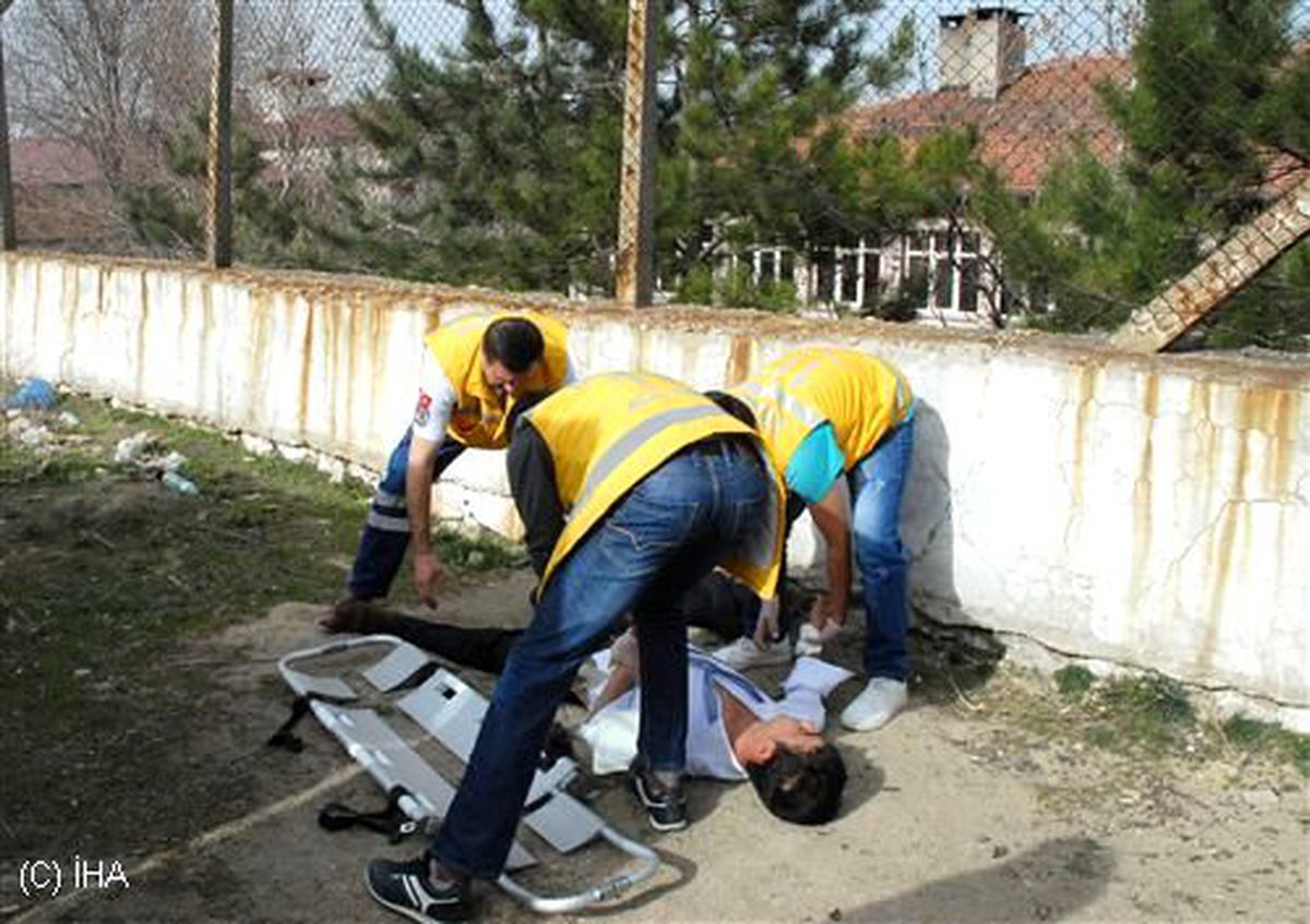 Kız Arkadaşına Kızıp Bileklerini Kesti