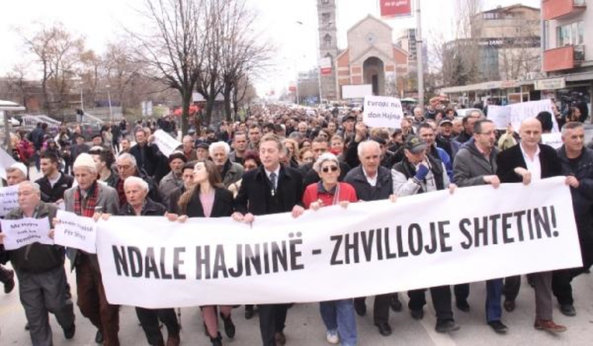 Kosova\'da Elektrik Faturaları ve Hükümet Protesto Edildi