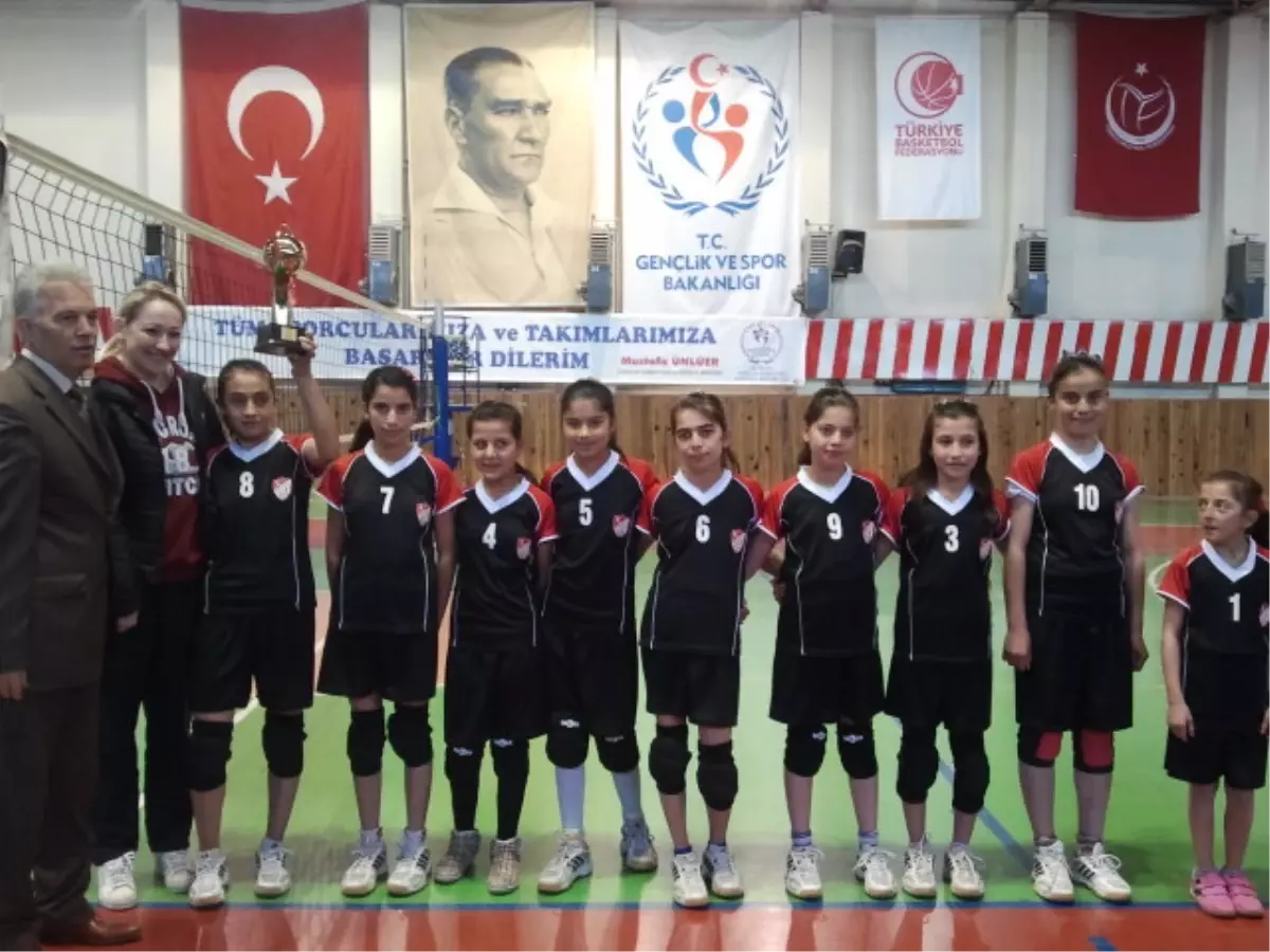 Nevşehir\'de Küçük Kızlar Voleybol Müsabakaları