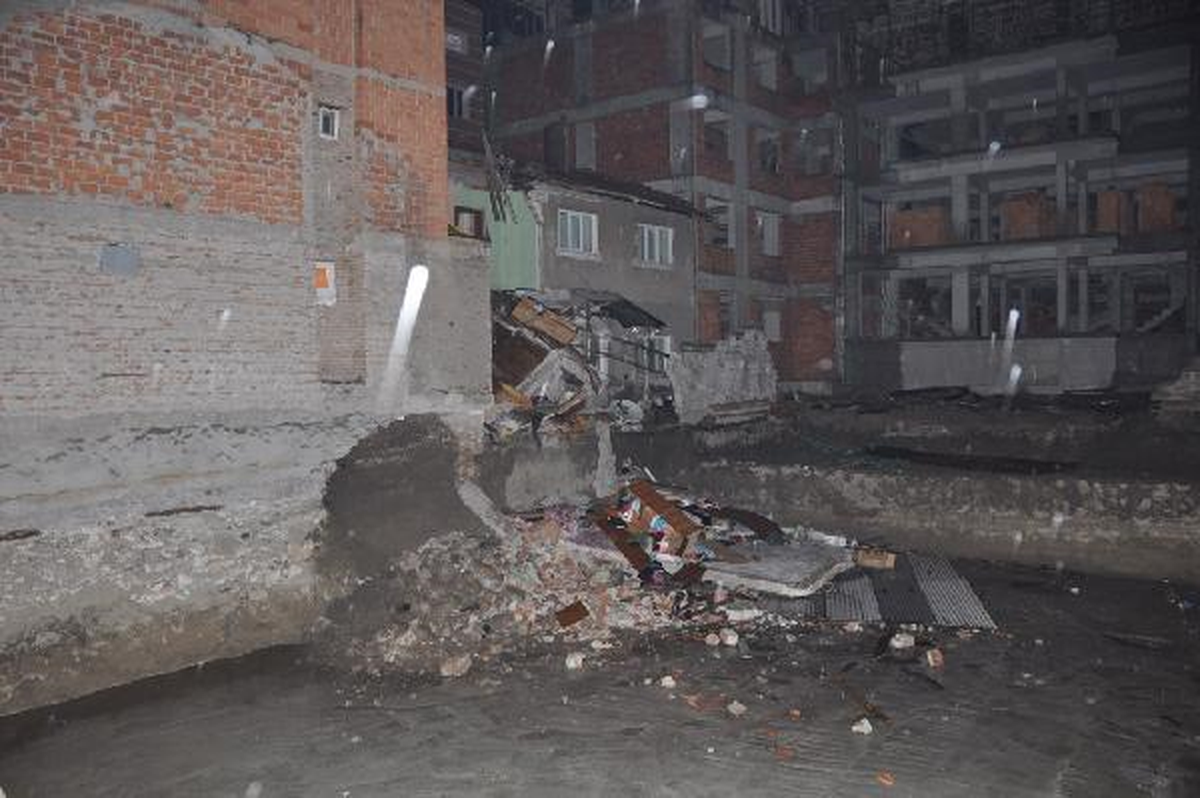 Kütahya'da Temeli Su Alan Bina Çöktü