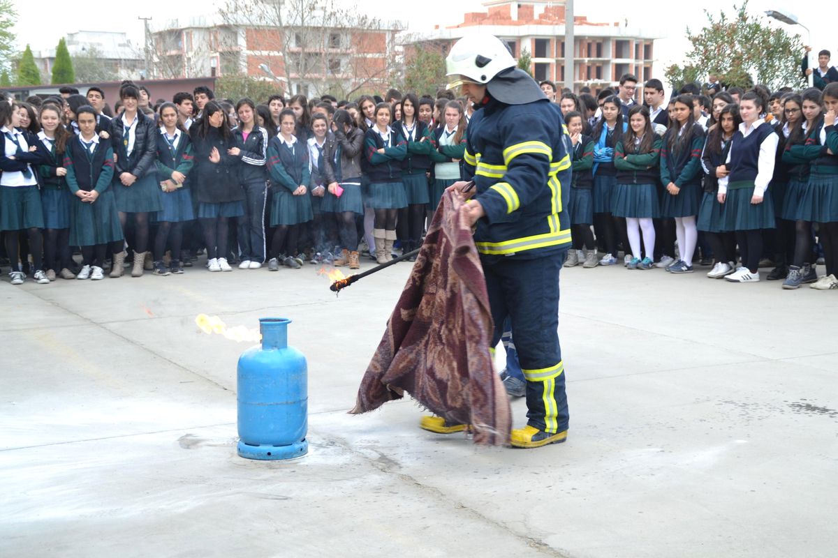 Lisede Yangın Tatbikatı Yapıldı