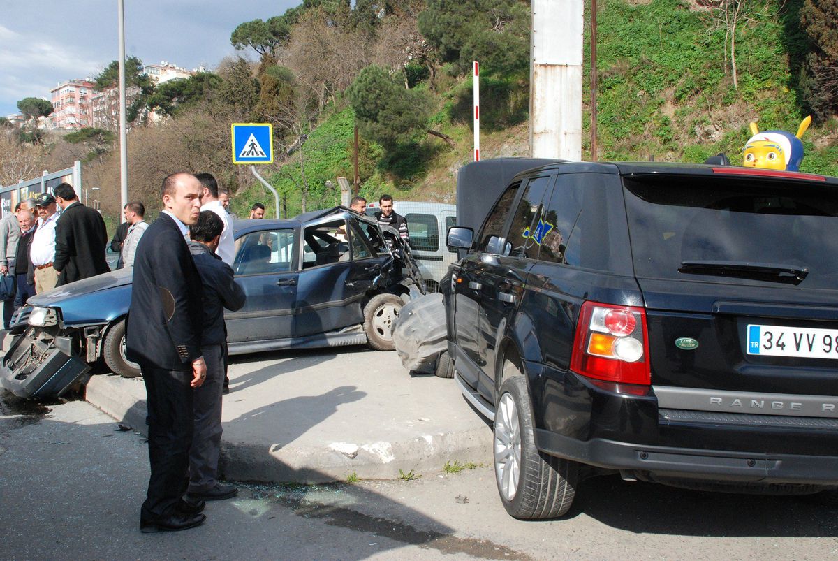 Lüks Cip Park Halindeki Otomobile Çarptı: 2 Yaralı