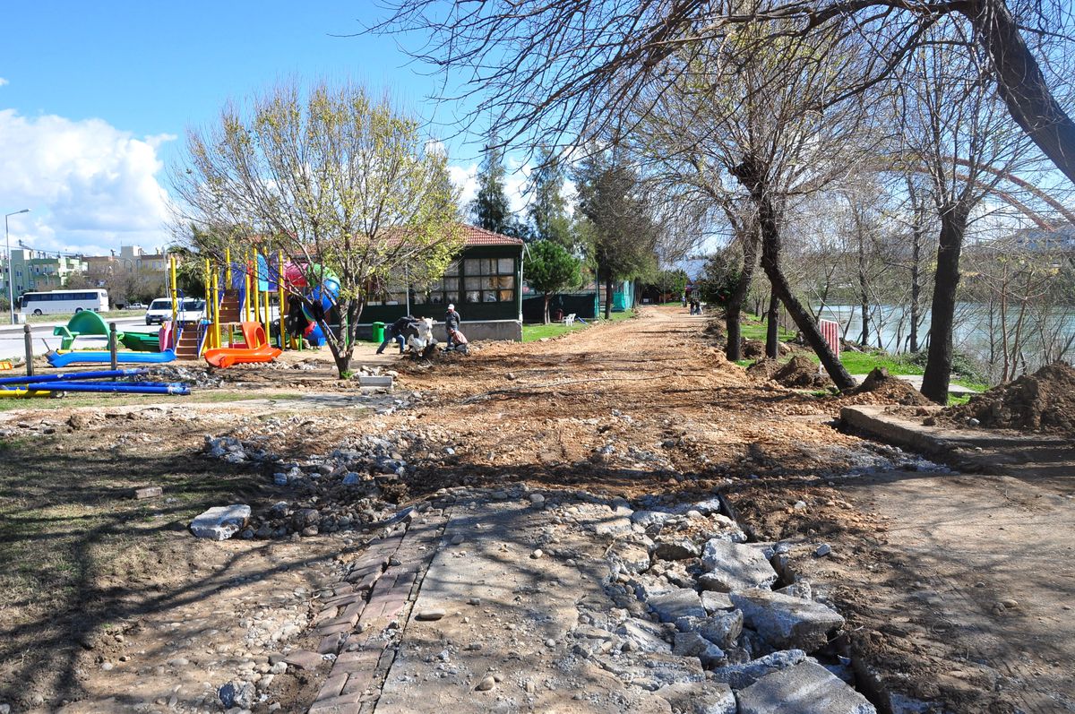 Manavgat Zindan Kalesi'ne Ahşap Yol Yapılıyor