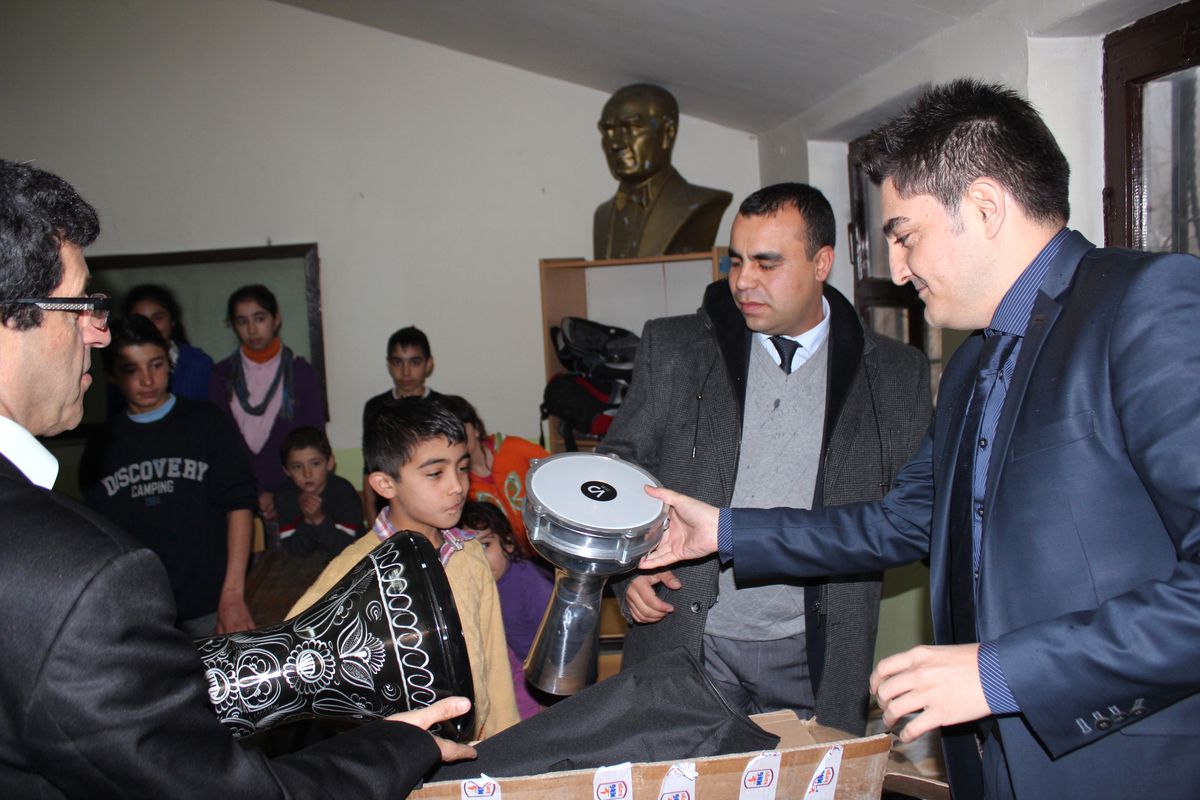 Mudurnu\'da Romanlara Darbuka Dersi Verildi