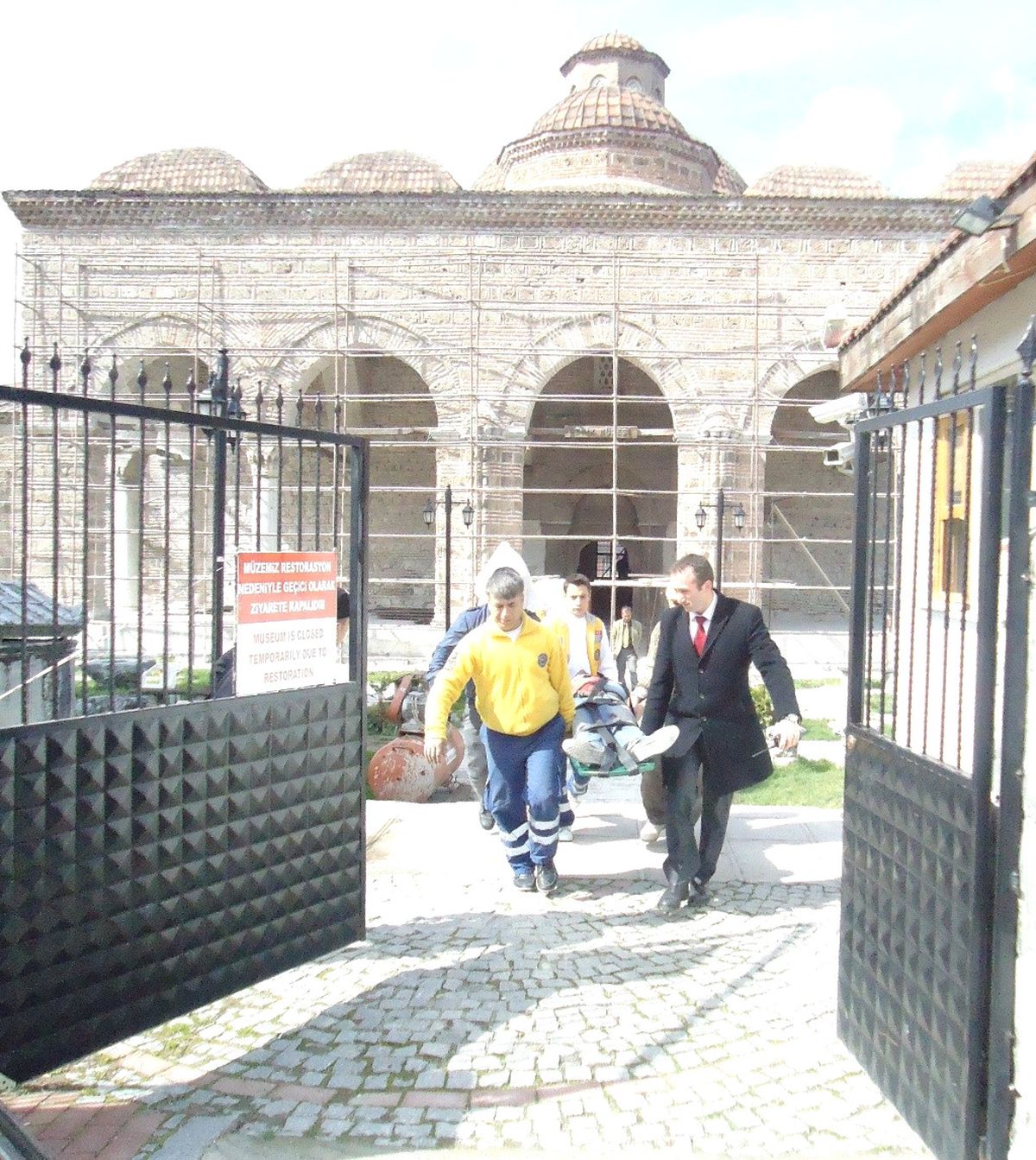 Müzede Başına Kalas Düştü