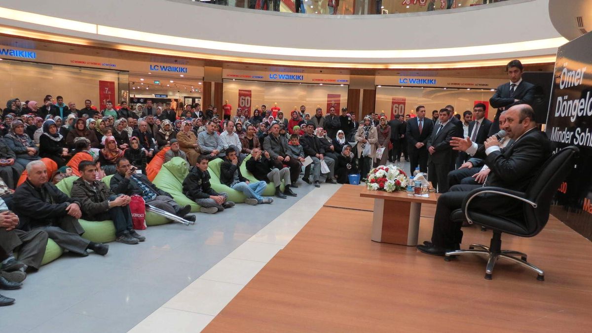 Ömer Döngeloğlu\'nun Sohbetine Yoğun İlgi