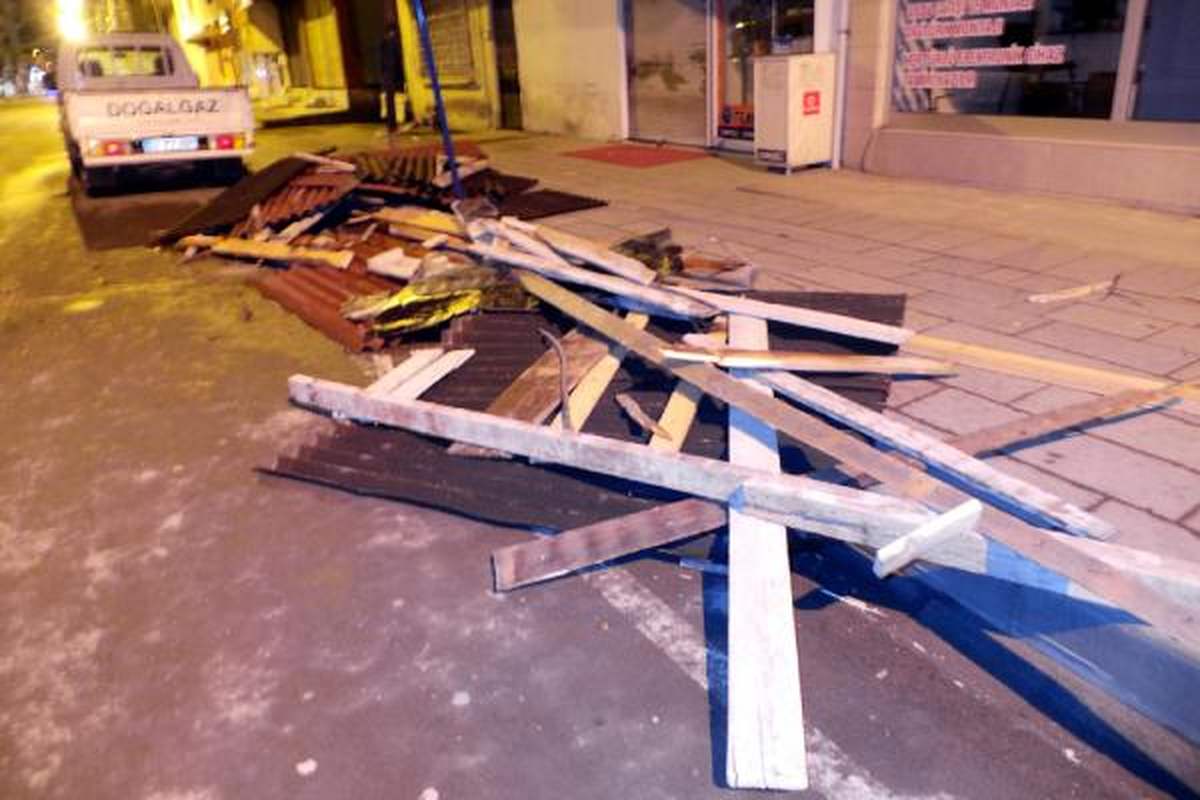 Ordu\'da Şiddetli Rüzgar Çatıları Uçurdu
