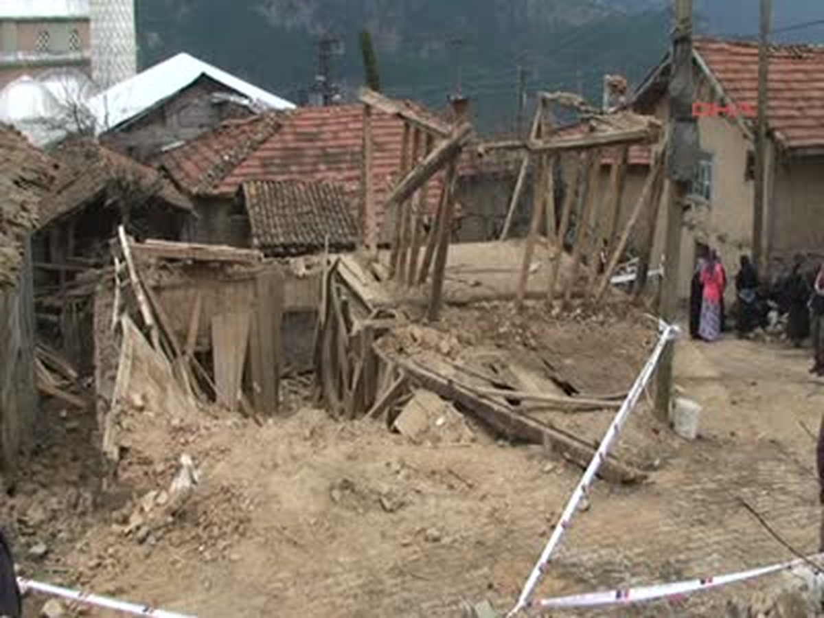 Orhaneli Ev Yıkılırken Çöktü: 1 Ölü, 1 Yaralı