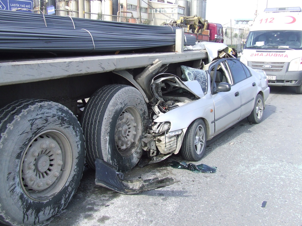 Otomobiliyle Tır Çekicisinin Altına Girdi