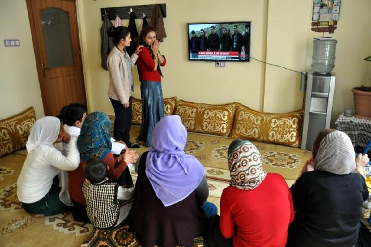 PKK\'nın Serbest Bıraktığı Askerin Yakınlarından Zılgıtlı Kutlama