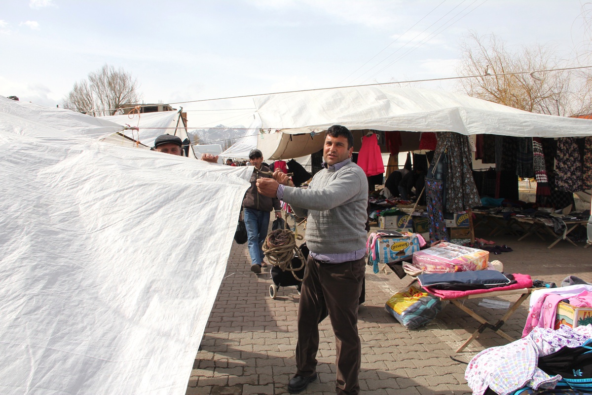 Rüzgar Pazarcı Esnafına Çadır Toplattı