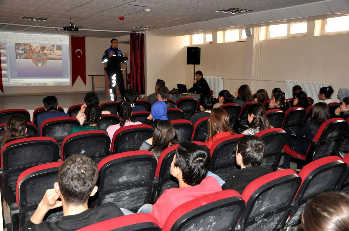 Toplum Destekli Polisler Liseli Öğrencileri Bilgilendirdi
