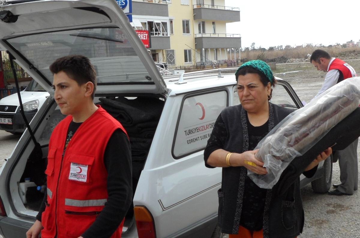 Türk Kızılayı Zorda Kalan Selzedelere Battaniye Dağıttı