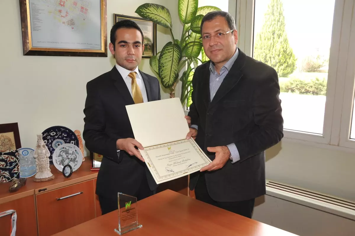 Ünal Aysal\'dan ADÜ\'ye Ödül