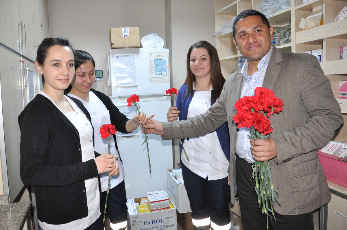 AK Parti\'den, Sağlık Çalışanlarına Karanfil