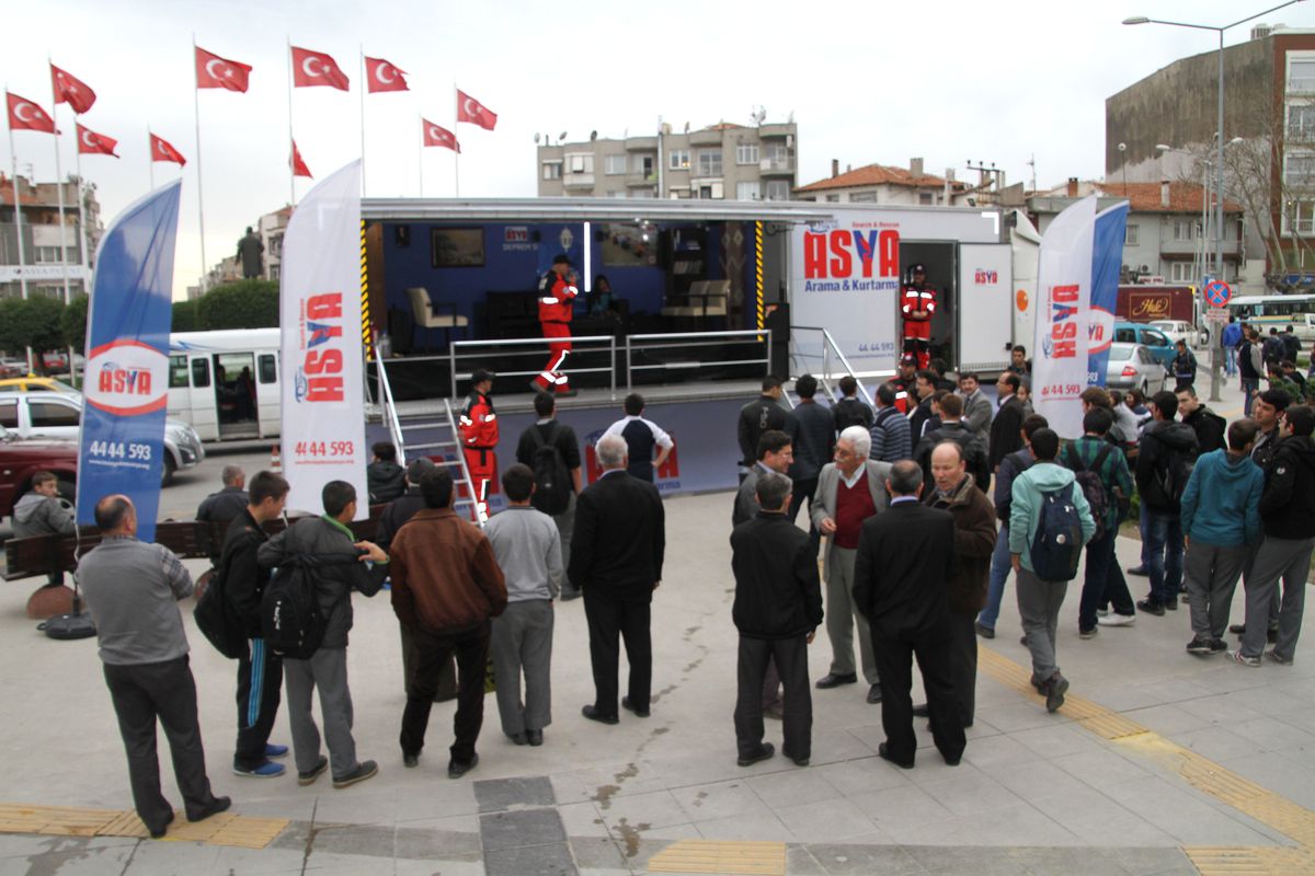 Akhisar\'da Uygulamalı Deprem Eğitimi